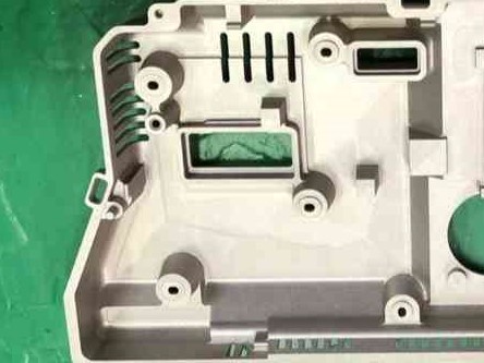 マグネシウム合金製自動車メーターパネル背面盤試作品イメージ